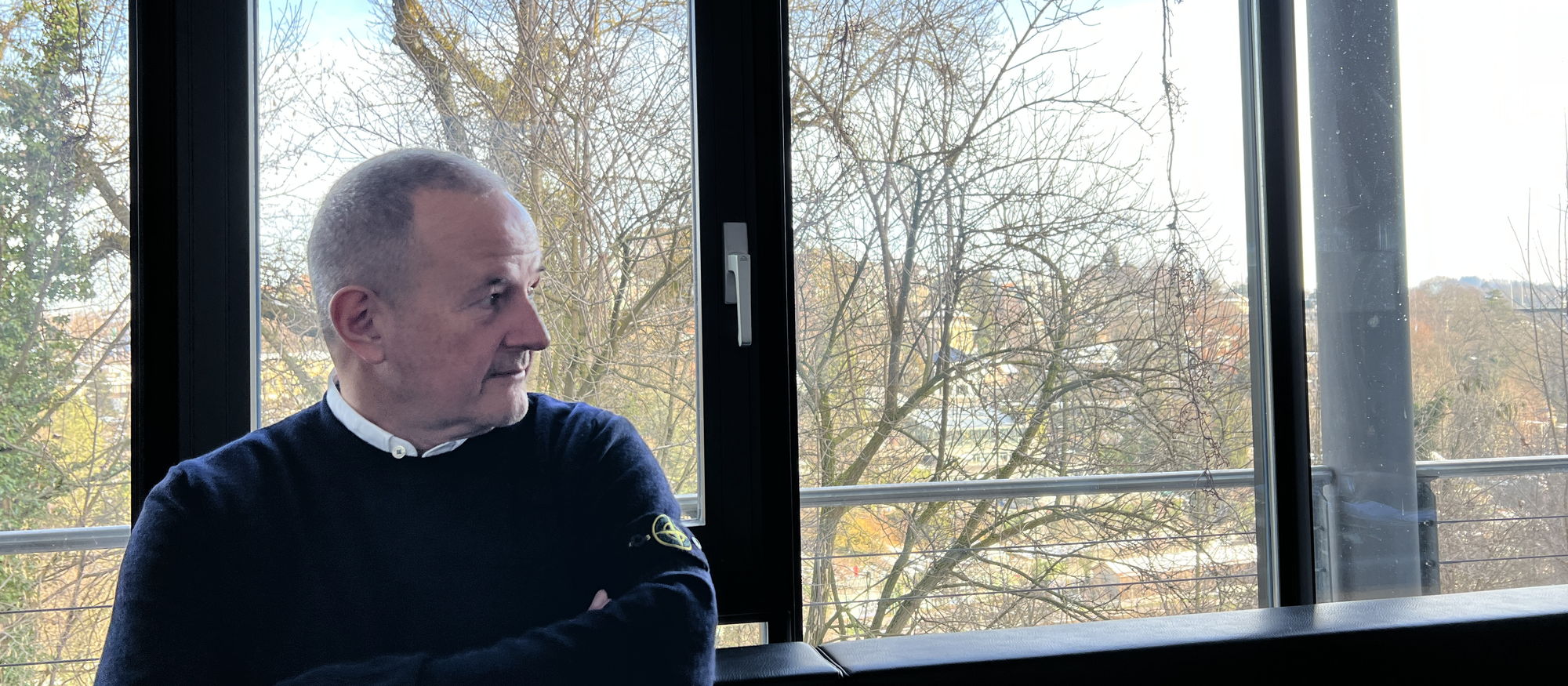 Beat Zahnd im Gespräch am Fenster