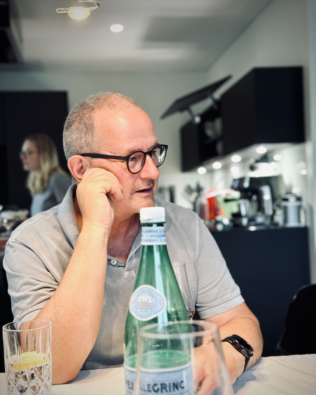 Beat Zahnd am Tisch im Gespräch